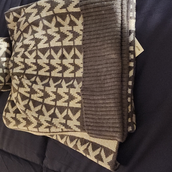 Michael Kors hat,gloves,and scarf set. - Picture 2 of 9